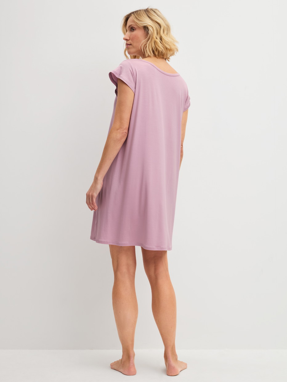 La modella / Il modello Donna indossa Camicia da notte a maniche corte, lunghezza 90 cm in Modal di colore Viola, Tinta unita, della serie DSW Balancing di CALIDA, Vista posteriore
