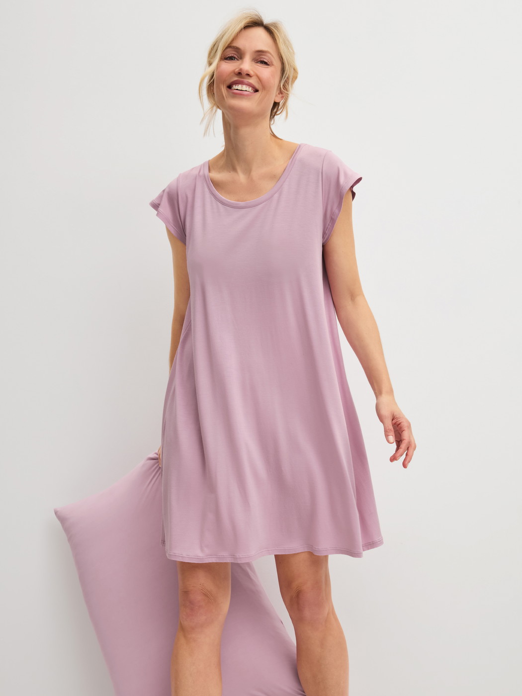 La modella / Il modello Donna indossa Camicia da notte a maniche corte, lunghezza 90 cm in Modal di colore Viola, Tinta unita, della serie DSW Balancing di CALIDA, Immagine aggiuntiva