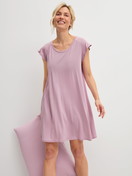La modella / Il modello Donna indossa Camicia da notte a maniche corte, lunghezza 90 cm in Modal di colore Viola, Tinta unita, della serie DSW Balancing di CALIDA, Immagine aggiuntiva