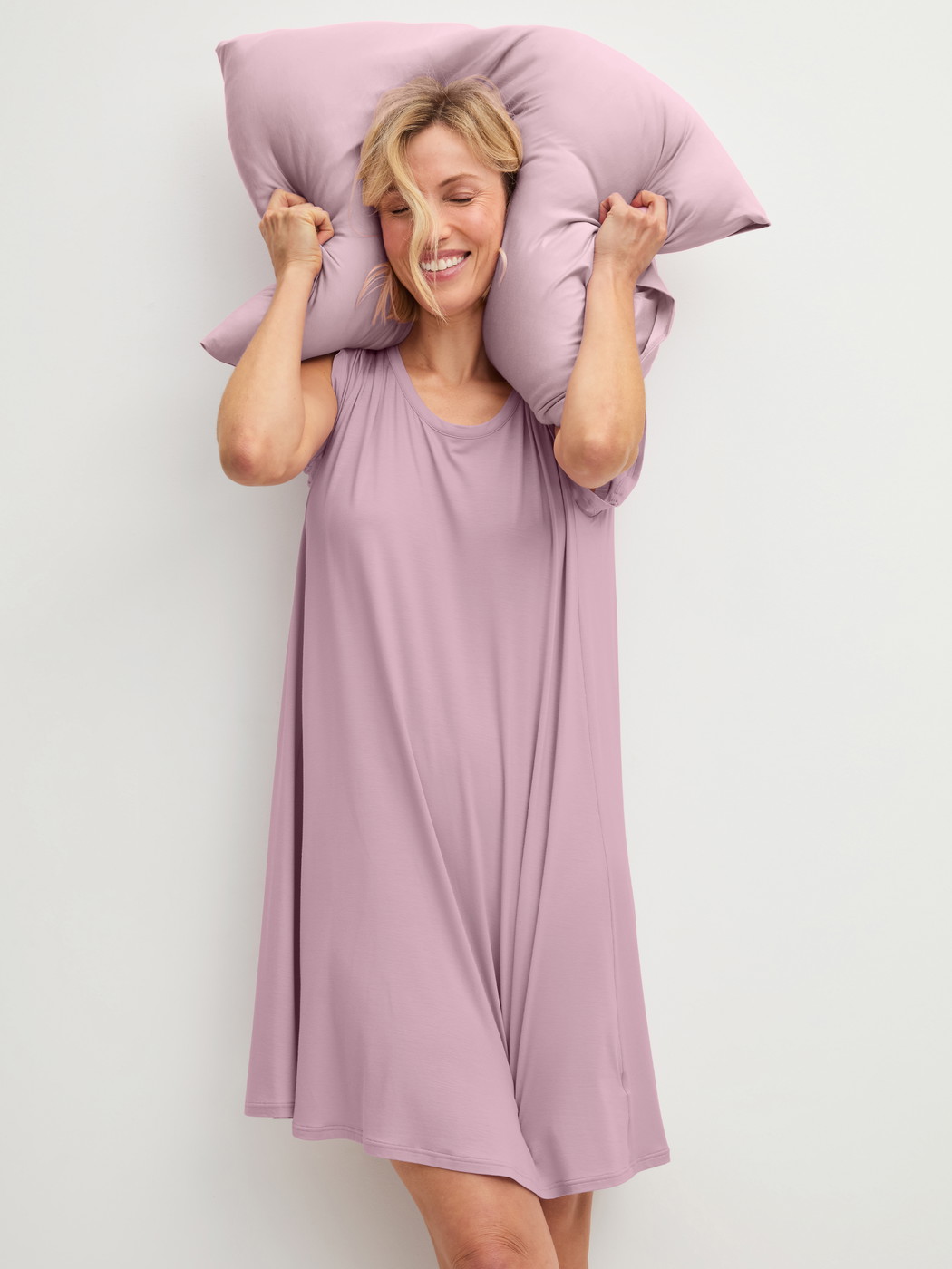 La modella / Il modello Donna indossa Camicia da notte a maniche corte, lunghezza 90 cm in Modal di colore Viola, Tinta unita, della serie DSW Balancing di CALIDA, Immagine aggiuntiva