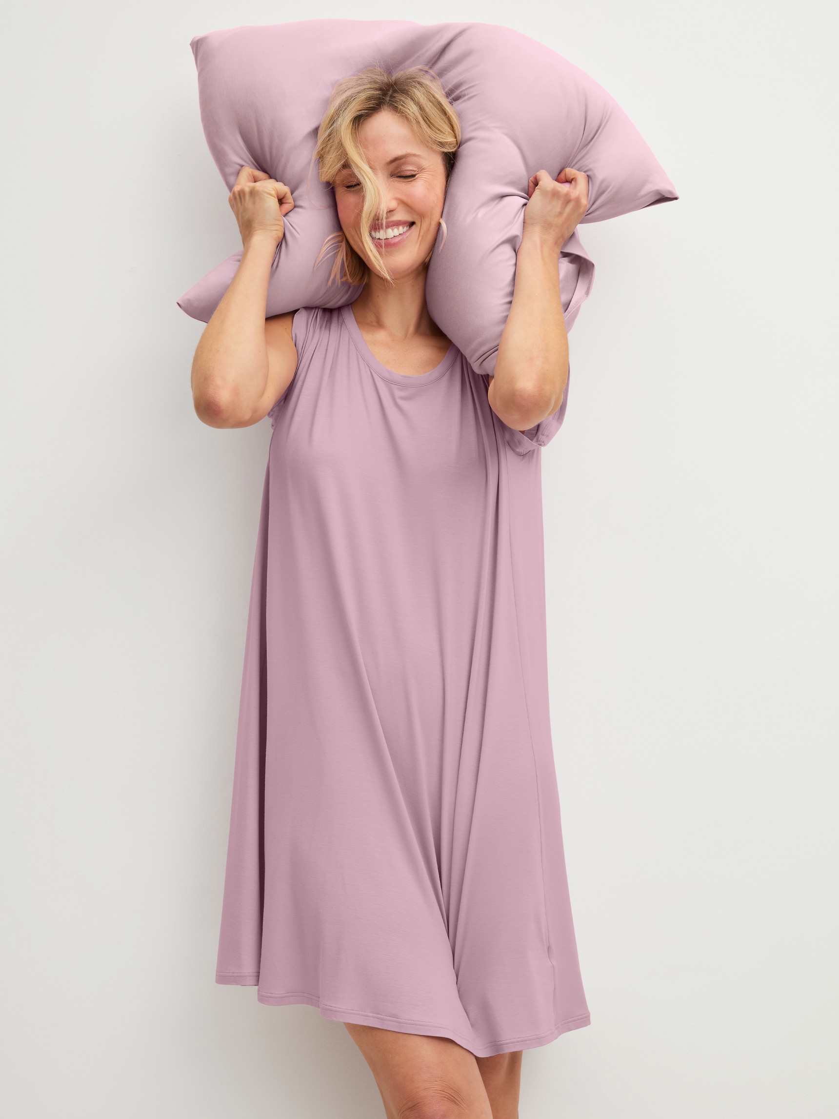 La modella / Il modello Donna indossa Camicia da notte a maniche corte, lunghezza 90 cm in Modal di colore Viola, Tinta unita, della serie DSW Balancing di CALIDA, Immagine aggiuntiva