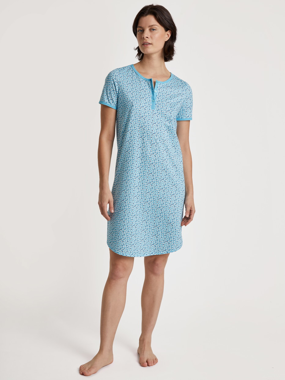 Le mannequin Femme porte le/la Nightdress en 100% coton de couleur Turquoise, Motif, de la série Cotton Special de CALIDA, Vue de face