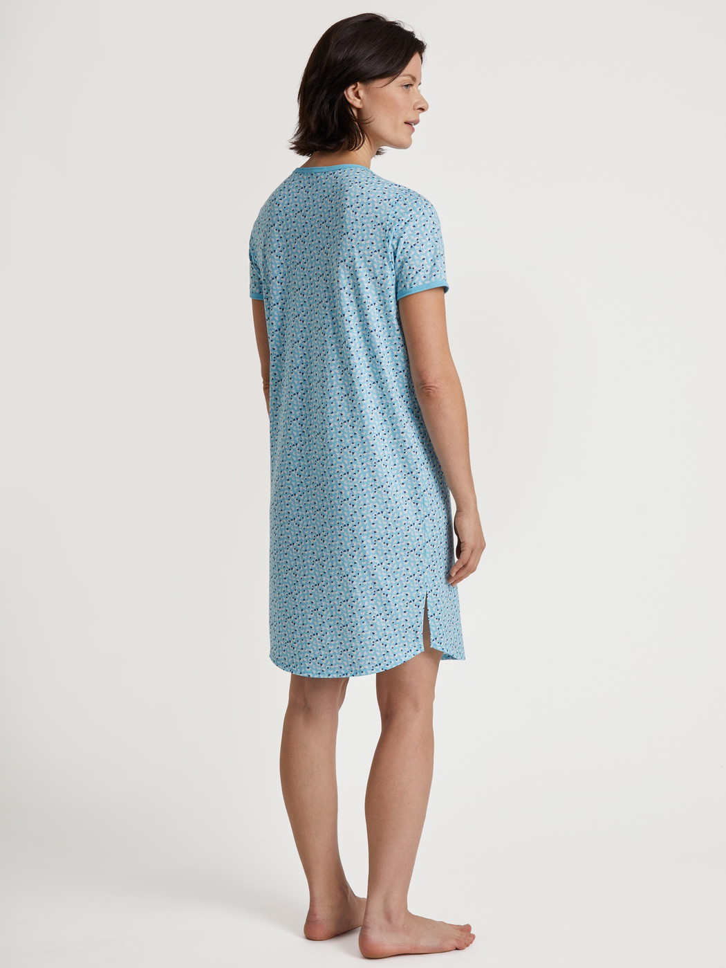 Le mannequin Femme porte le/la Nightdress en 100% coton de couleur Turquoise, Motif, de la série Cotton Special de CALIDA, Vue arrière