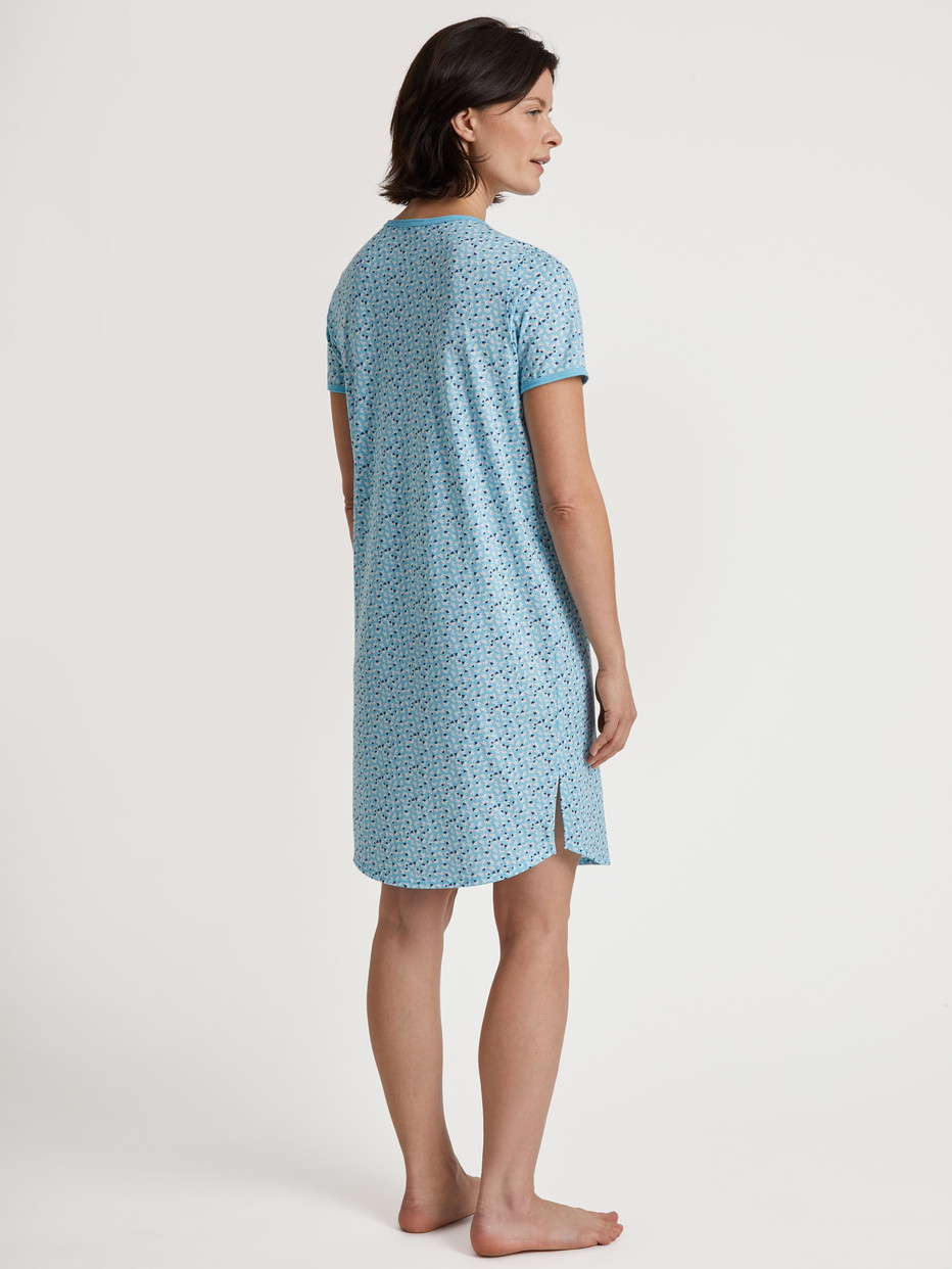 Le mannequin Femme porte le/la Nightdress en 100% coton de couleur Turquoise, Motif, de la série Cotton Special de CALIDA, Vue arrière
