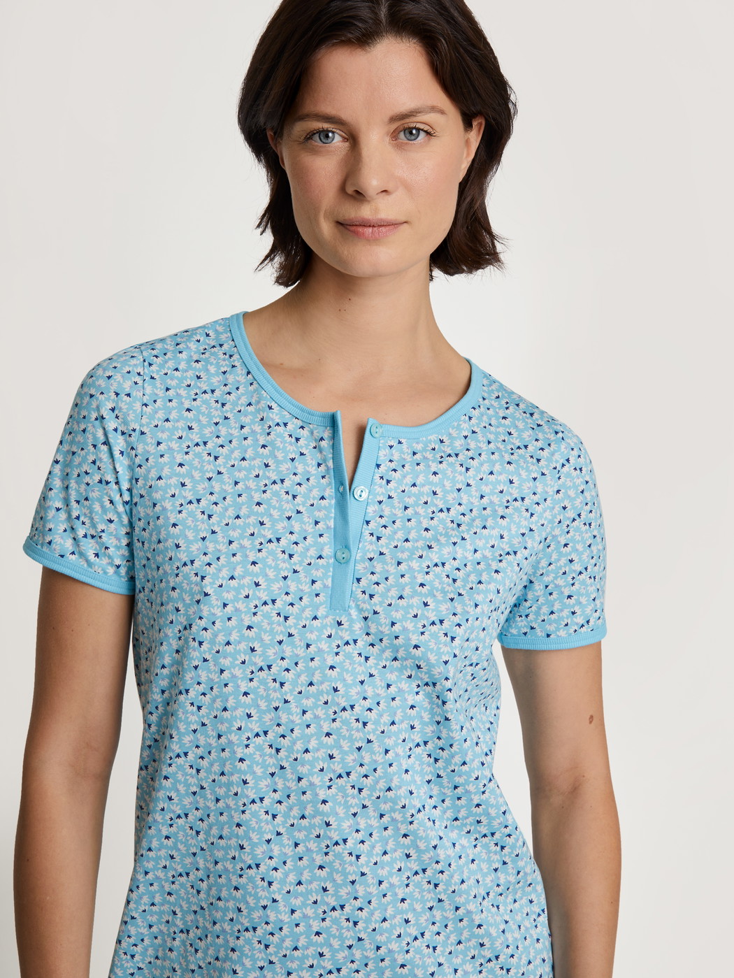 Le mannequin Femme porte le/la Nightdress en 100% coton de couleur Turquoise, Motif, de la série Cotton Special de CALIDA, Vue de face, Tenue