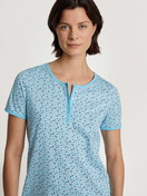 Le mannequin Femme porte le/la Nightdress en 100% coton de couleur Turquoise, Motif, de la série Cotton Special de CALIDA, Vue de face, Tenue