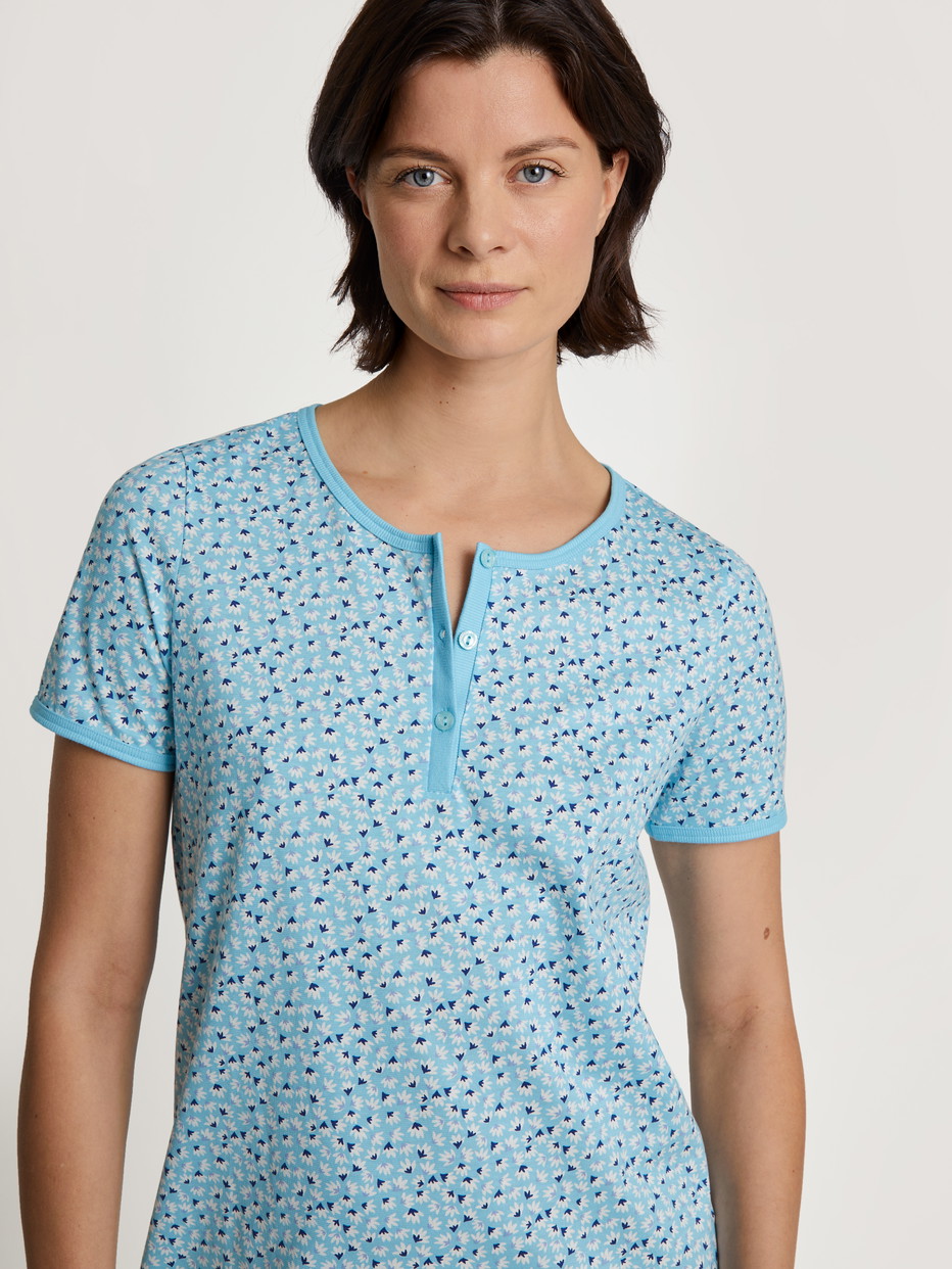 Le mannequin Femme porte le/la Nightdress en 100% coton de couleur Turquoise, Motif, de la série Cotton Special de CALIDA, Vue de face, Tenue
