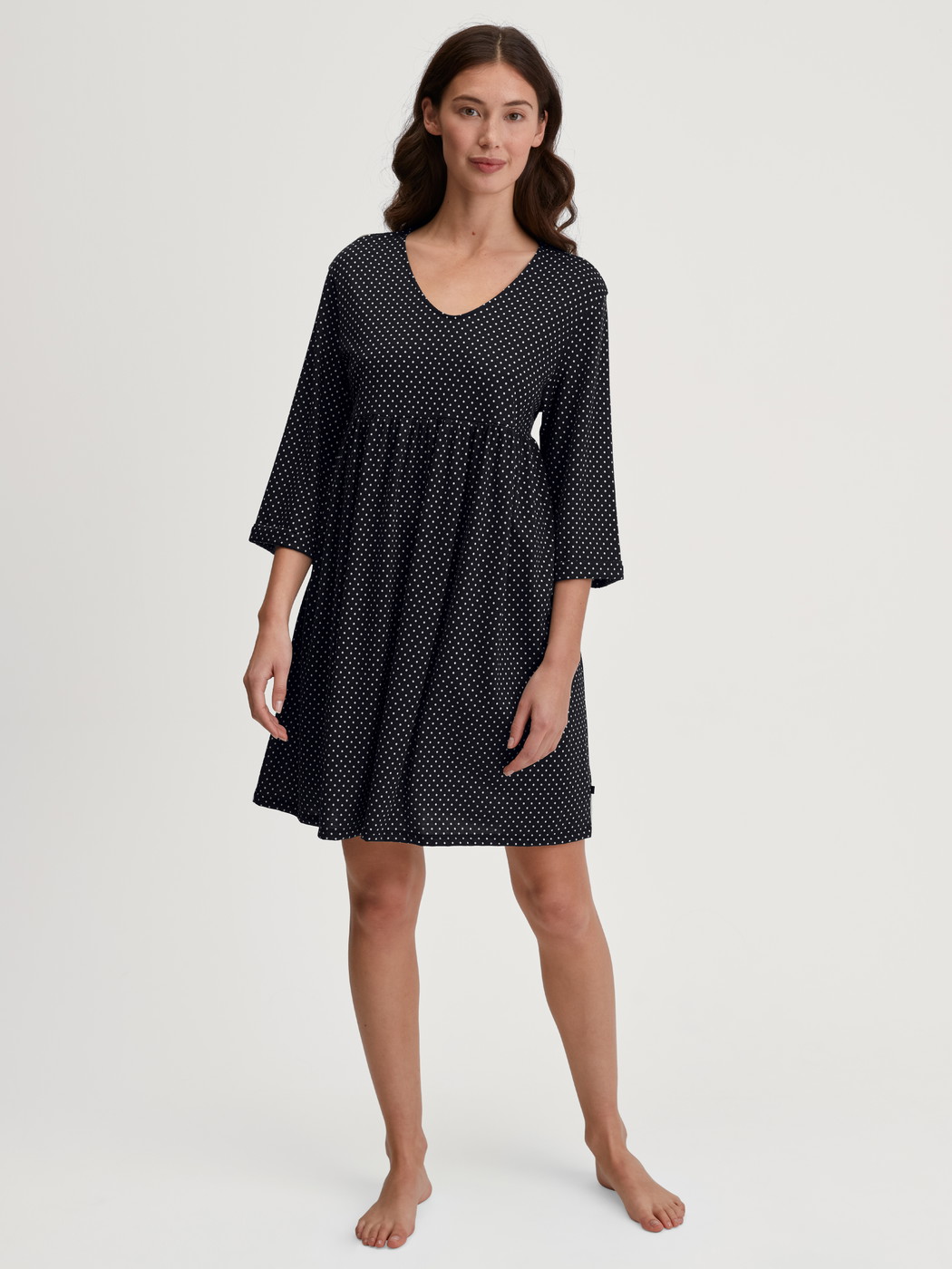 Le mannequin Femme porte le/la Robe d'intérieur en Coton de couleur Noir, À motifs, de la série Favourites Journey de CALIDA, Vue de face