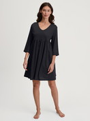 Le mannequin Femme porte le/la Robe d'intérieur en Coton de couleur Noir, À motifs, de la série Favourites Journey de CALIDA, Vue de face