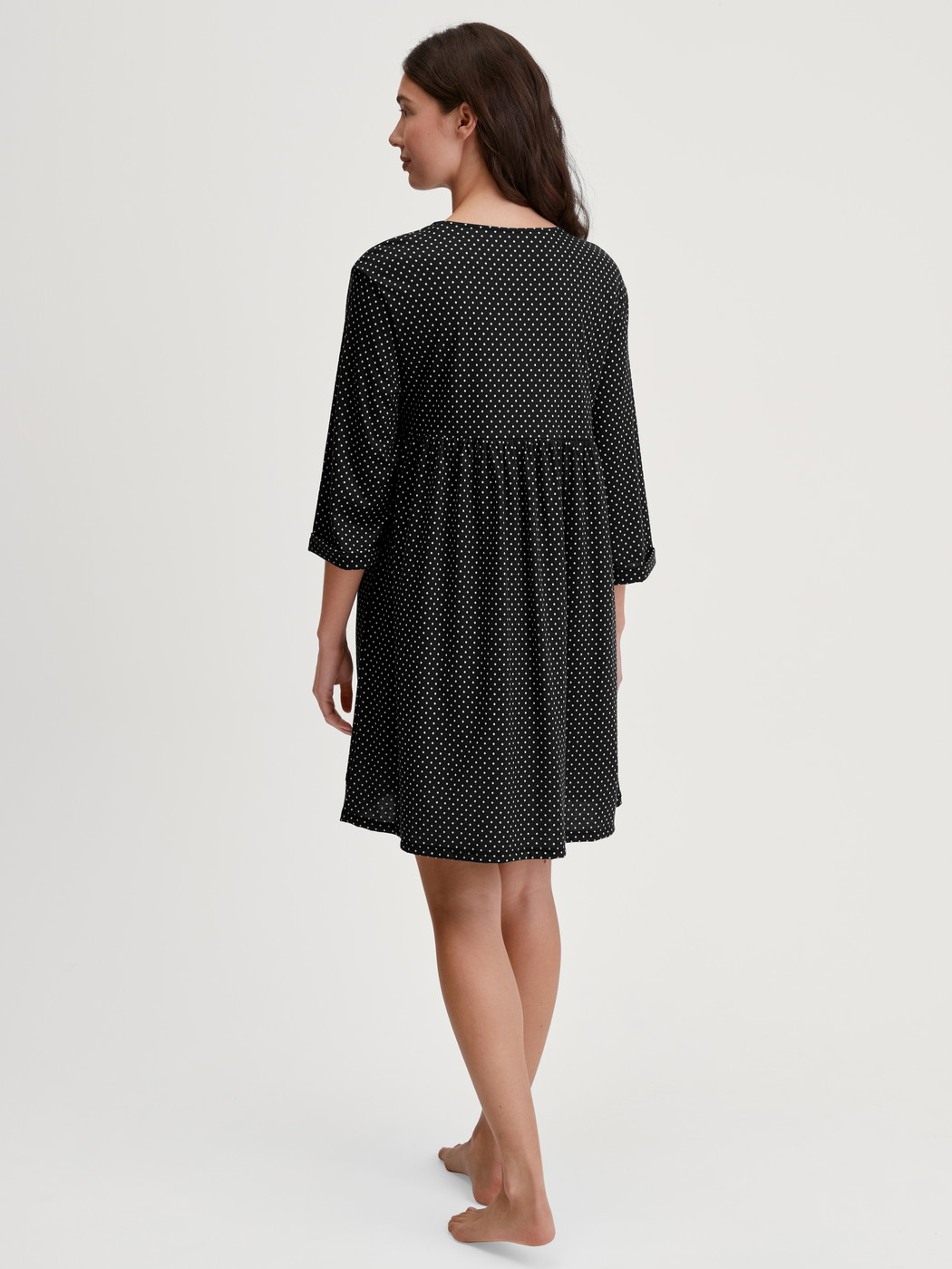 Le mannequin Femme porte le/la Robe d'intérieur en Coton de couleur Noir, À motifs, de la série Favourites Journey de CALIDA, Vue arrière