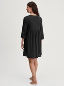Le mannequin Femme porte le/la Robe d'intérieur en Coton de couleur Noir, À motifs, de la série Favourites Journey de CALIDA, Vue arrière
