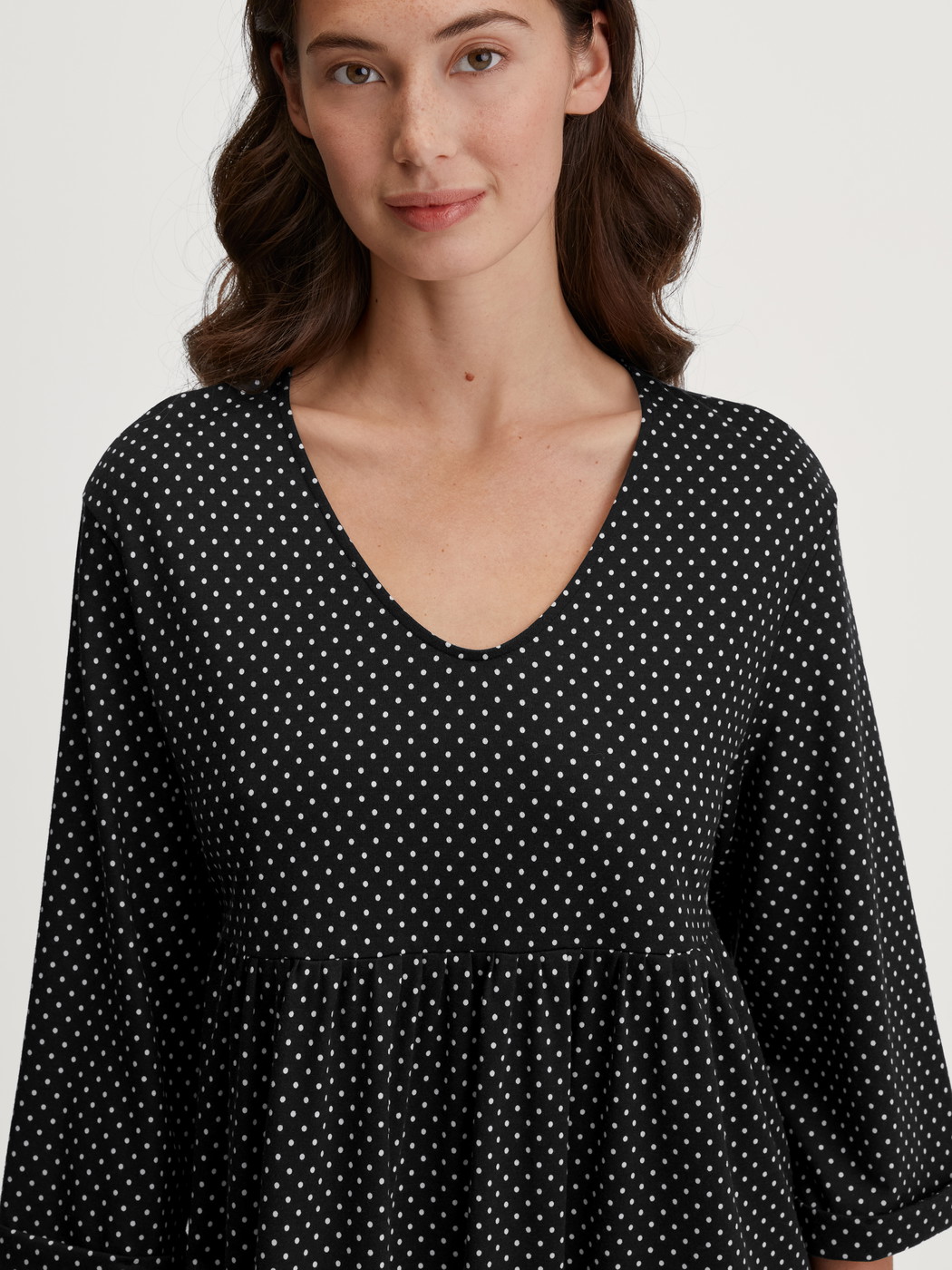 Le mannequin Femme porte le/la Robe d'intérieur en Coton de couleur Noir, À motifs, de la série Favourites Journey de CALIDA, Détail