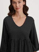 Le mannequin Femme porte le/la Robe d'intérieur en Coton de couleur Noir, À motifs, de la série Favourites Journey de CALIDA, Détail