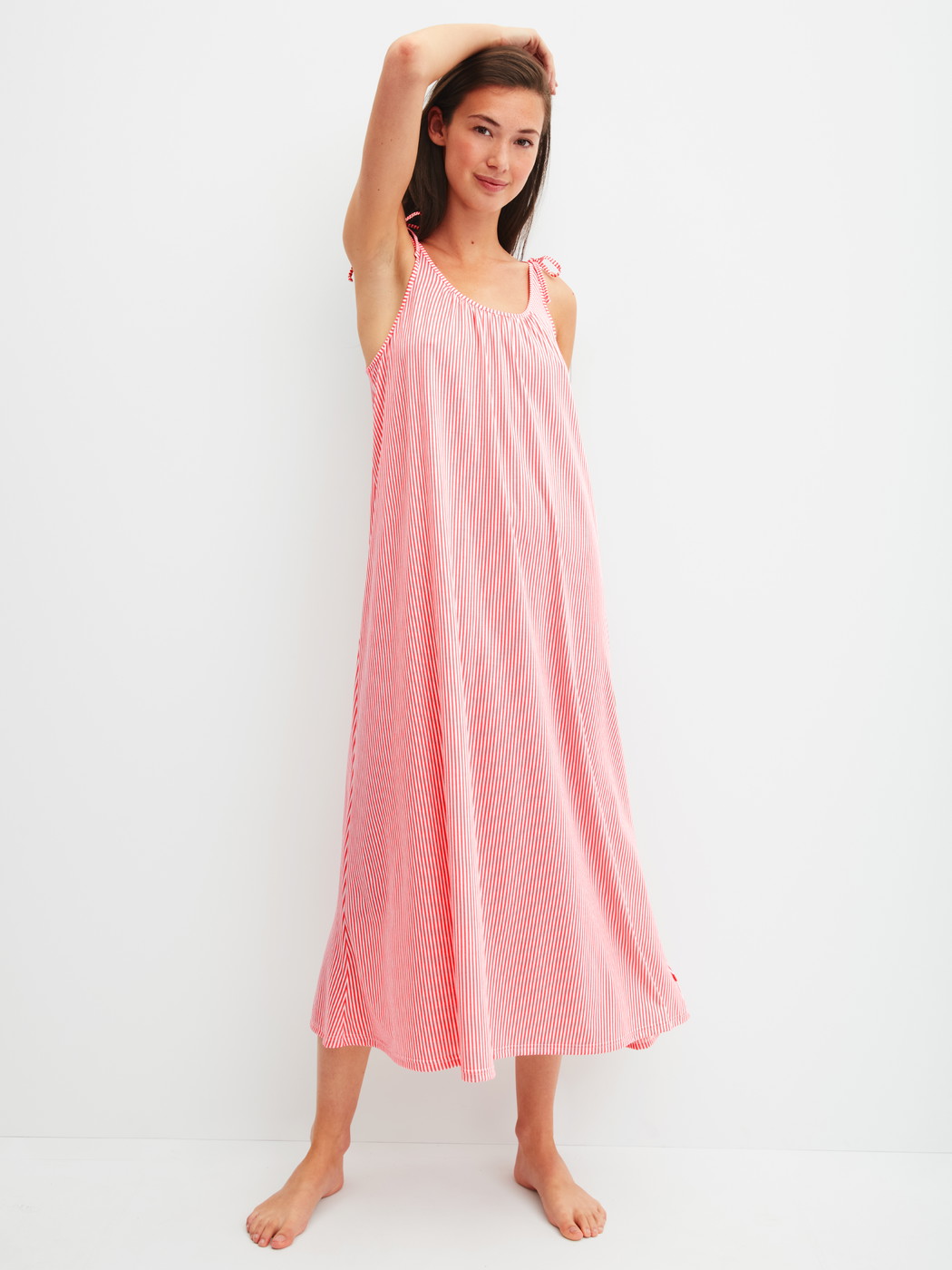 Le mannequin Femme porte le/la Chemise de nuit, longueur 125 cm en Coton de couleur Rose, Unicolore, de la série Favourites Beach de CALIDA, Vue de face