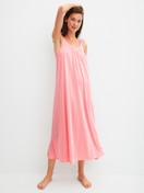 Le mannequin Femme porte le/la Chemise de nuit, longueur 125 cm en Coton de couleur Rose, Unicolore, de la série Favourites Beach de CALIDA, Vue de face