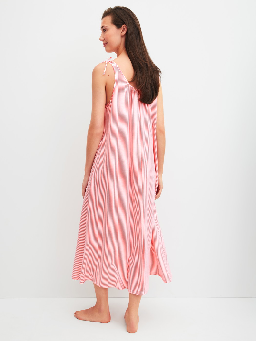 Le mannequin Femme porte le/la Chemise de nuit, longueur 125 cm en Coton de couleur Rose, Unicolore, de la série Favourites Beach de CALIDA, Vue arrière