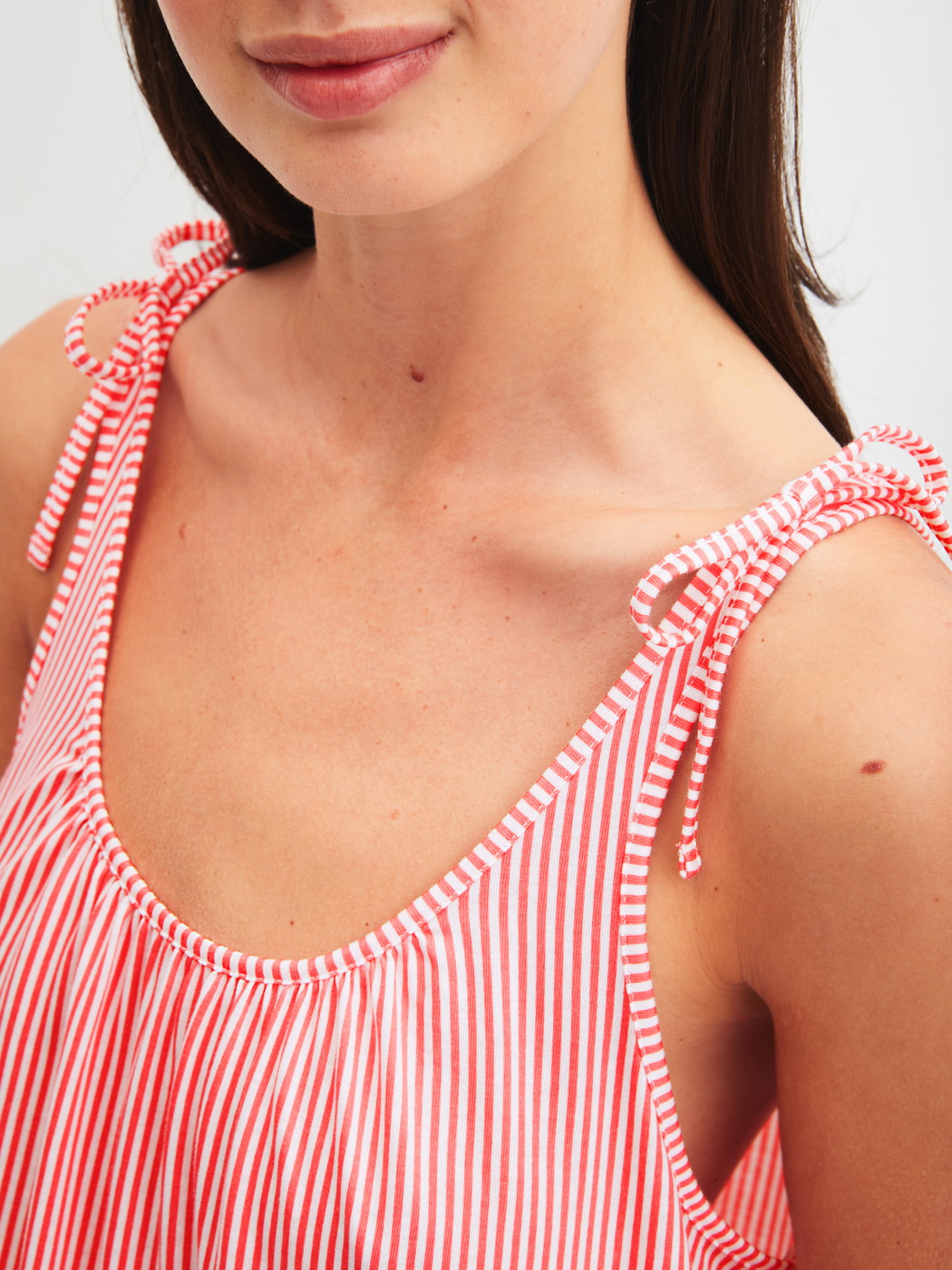 Le mannequin Femme porte le/la Chemise de nuit, longueur 125 cm en Coton de couleur Rose, Unicolore, de la série Favourites Beach de CALIDA, Détail
