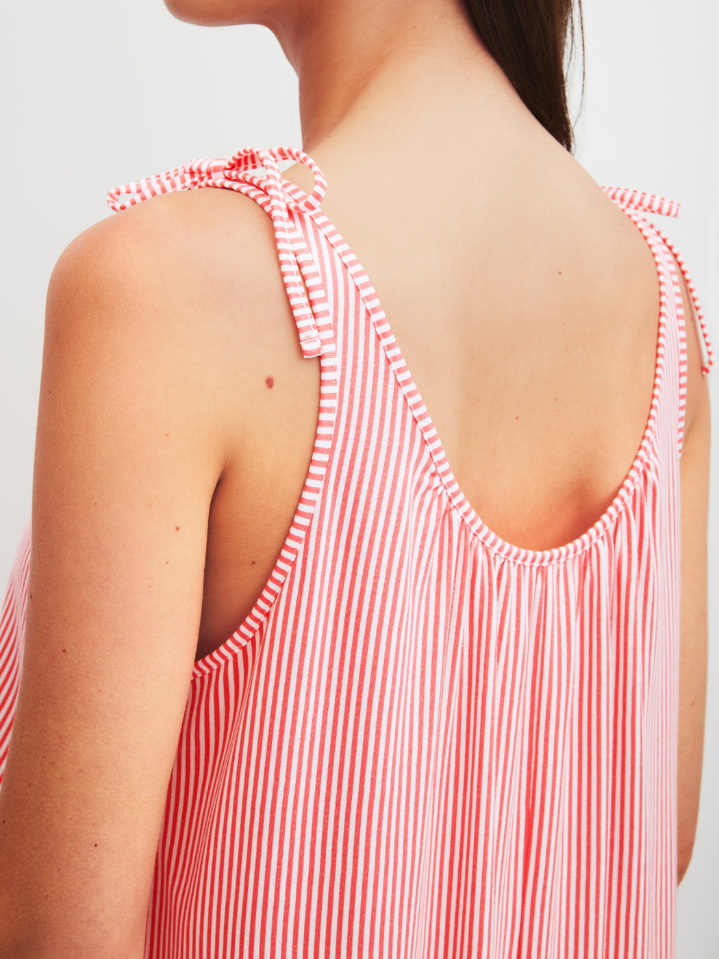 Le mannequin Femme porte le/la Chemise de nuit, longueur 125 cm en Coton de couleur Rose, Unicolore, de la série Favourites Beach de CALIDA, Détail