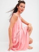 Le mannequin Femme porte le/la Chemise de nuit, longueur 125 cm en Coton de couleur Rose, Unicolore, de la série Favourites Beach de CALIDA, Image supplémentaire