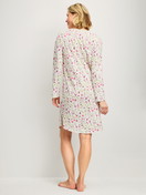 Damen-Model trägt Langarm-Nachthemd, Länge 100 cm aus 100% Baumwolle in Rosa, Gemustert aus Serie Cotton Special von CALIDA, Rückansicht