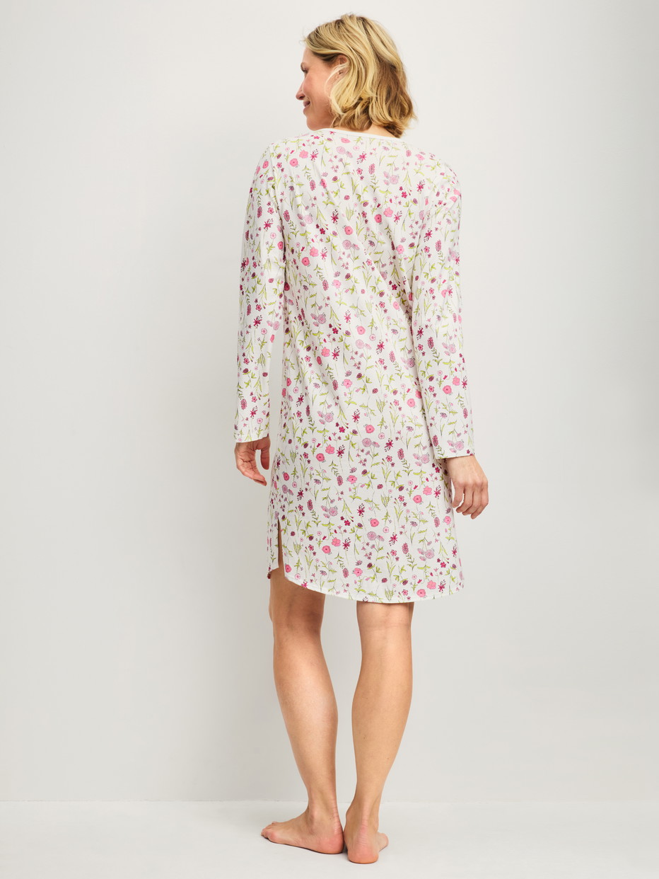 Damen-Model trägt Langarm-Nachthemd, Länge 100 cm aus 100% Baumwolle in Rosa, Gemustert aus Serie Cotton Special von CALIDA, Rückansicht