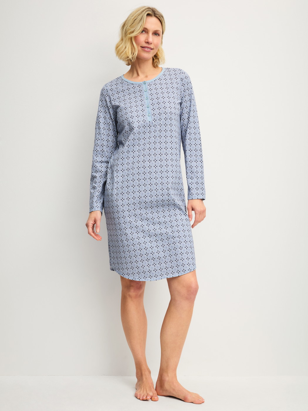 Damen-Model trägt Langarm-Nachthemd, Länge 100 cm aus 100% Baumwolle in Grau, Gemustert aus Serie Cotton Special von CALIDA, Vorderansicht