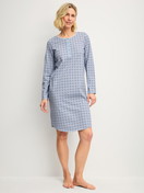 Damen-Model trägt Langarm-Nachthemd, Länge 100 cm aus 100% Baumwolle in Grau, Gemustert aus Serie Cotton Special von CALIDA, Vorderansicht