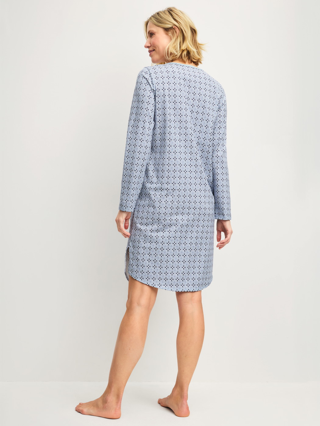 Damen-Model trägt Langarm-Nachthemd, Länge 100 cm aus 100% Baumwolle in Grau, Gemustert aus Serie Cotton Special von CALIDA, Rückansicht