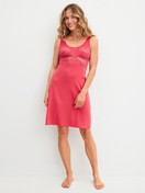 Le mannequin Femme porte le/la Chemise de nuit, longueur 95 cm en Modal de couleur Rose, Dentelle, de la série Favourites Love de CALIDA, Vue de face