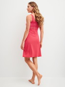 Le mannequin Femme porte le/la Chemise de nuit, longueur 95 cm en Modal de couleur Rose, Dentelle, de la série Favourites Love de CALIDA, Vue arrière