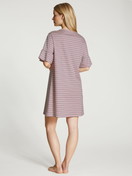 Le mannequin Femme porte le/la Chemise de nuit en 100% coton de couleur Rose, Rayée, de la série Favourites Dreams de CALIDA, Vue arrière