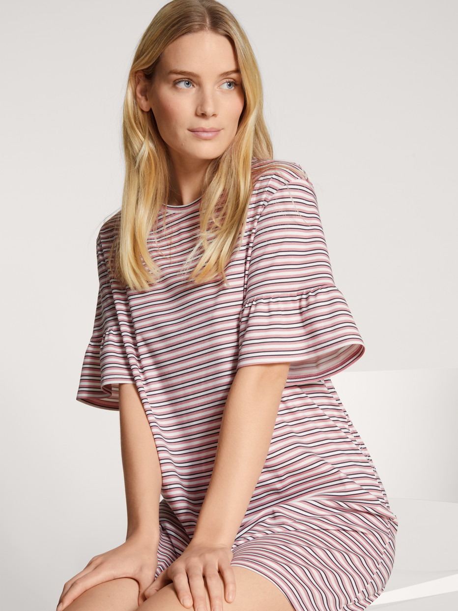 Damen-Model trägt Loungedress, Länge 90 cm aus 100% Baumwolle in Rosa, Gestreift aus Serie Favourites Dreams von CALIDA, Vorderansicht