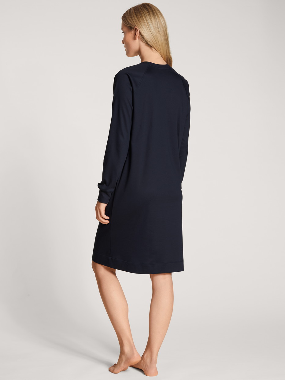 Damen-Model trägt Hauskleid, Länge 100 cm aus 100% Baumwolle in Blau, Einfarbig aus Serie Favourites Dreams von CALIDA, Rückansicht