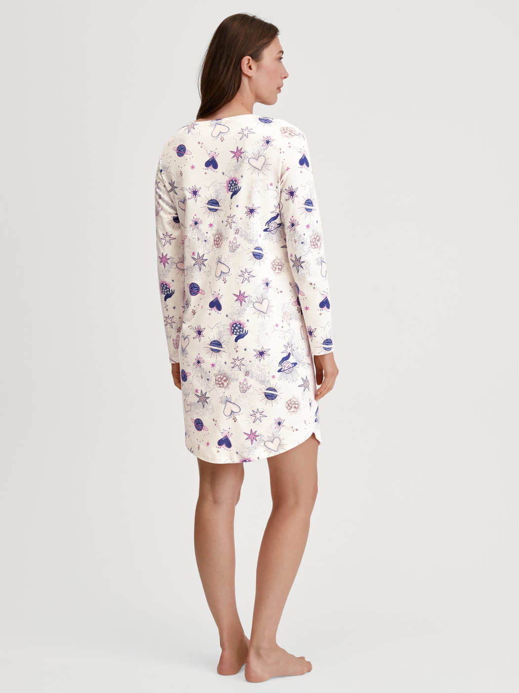 Le mannequin Femme porte le/la Chemise de nuit manches longues – Longueur 100 cm en 100% coton de couleur Beige, À motifs, de la série Favourites Universe de CALIDA, Vue arrière