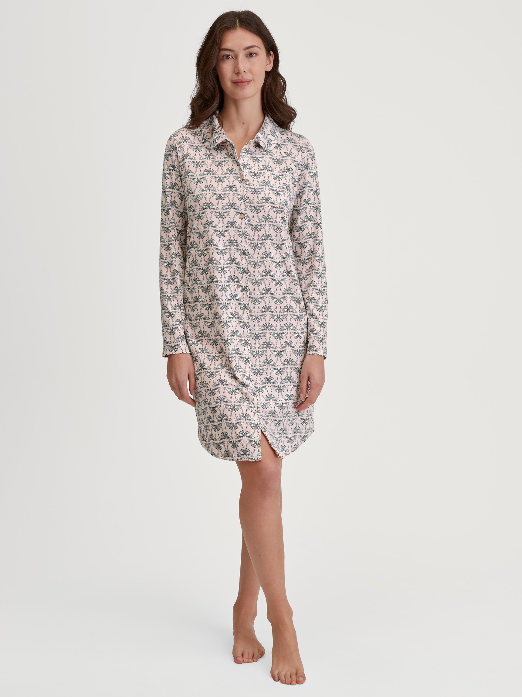 La modella / Il modello Donna indossa Camicia da notte a maniche lunghe – Lunghezza 95 cm in Modal di colore Rosa, Modello, della serie Favourites Seduction di CALIDA, Vista frontale