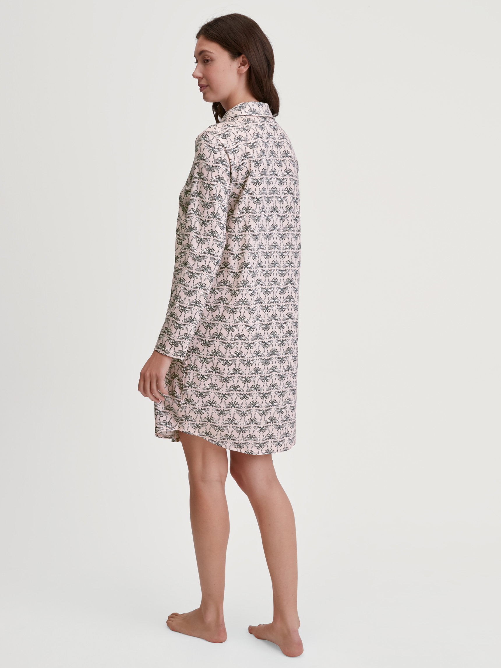 La modella / Il modello Donna indossa Camicia da notte a maniche lunghe – Lunghezza 95 cm in Modal di colore Rosa, Modello, della serie Favourites Seduction di CALIDA, Vista posteriore