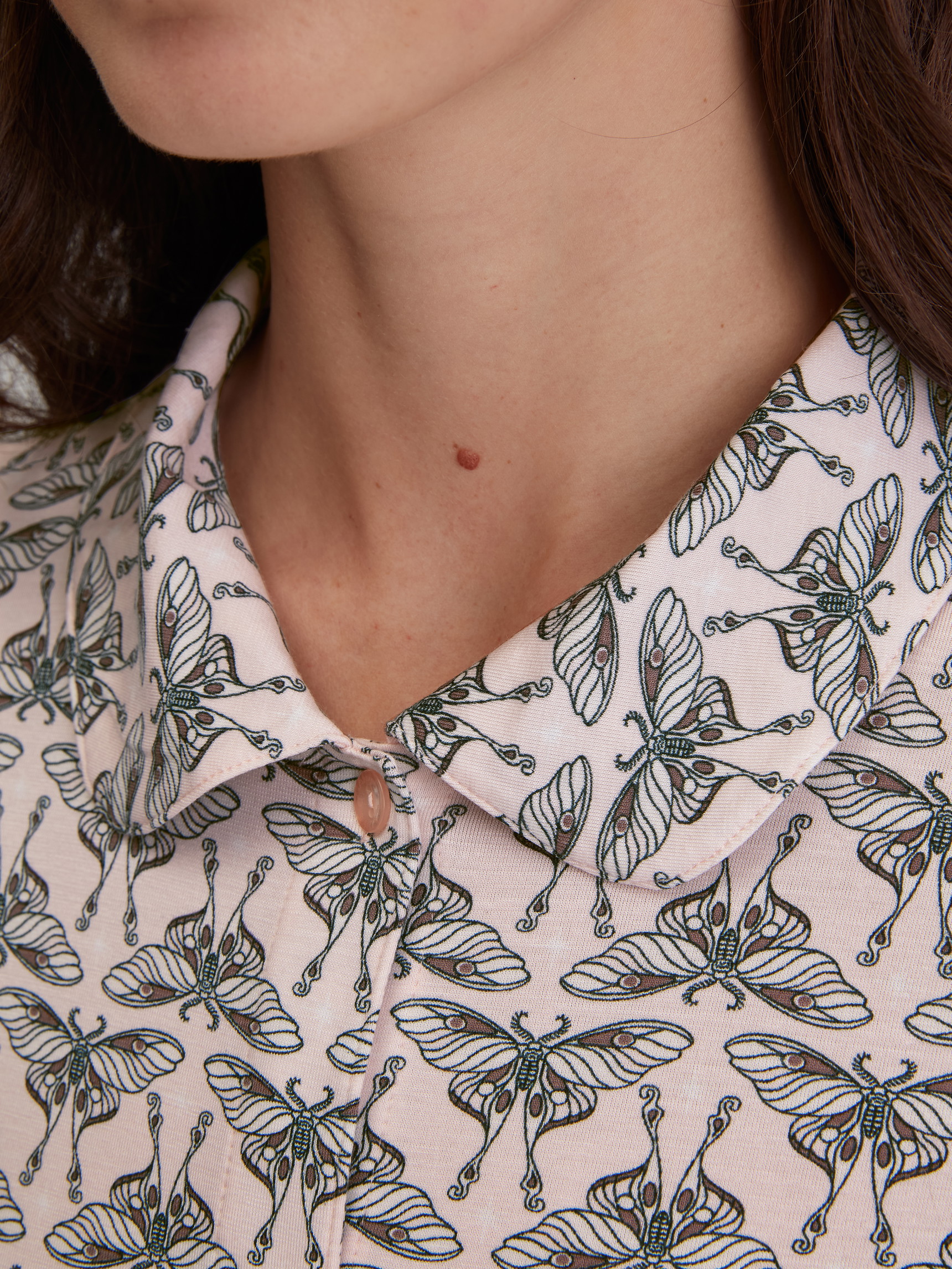 La modella / Il modello Donna indossa Camicia da notte a maniche lunghe – Lunghezza 95 cm in Modal di colore Rosa, Modello, della serie Favourites Seduction di CALIDA, Dettaglio