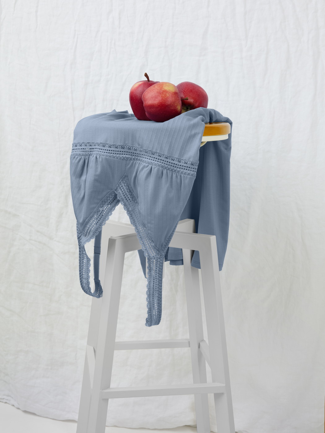 Damen-Model trägt Nachthemd, Länge 95 cm aus Modal in Blau, Spitze aus Serie Etude Ajours von CALIDA, Zusatzbild