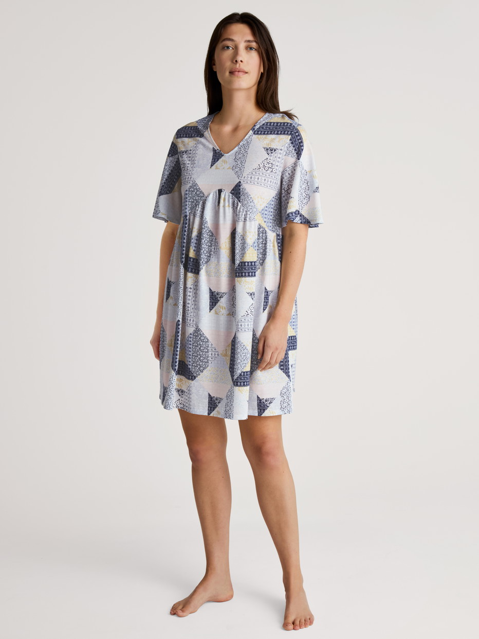 Damen-Model trägt Nightshirt, Länge 95 cm aus Modal in Blau, Motiv aus Serie Favourites Joy II von CALIDA, Vorderansicht