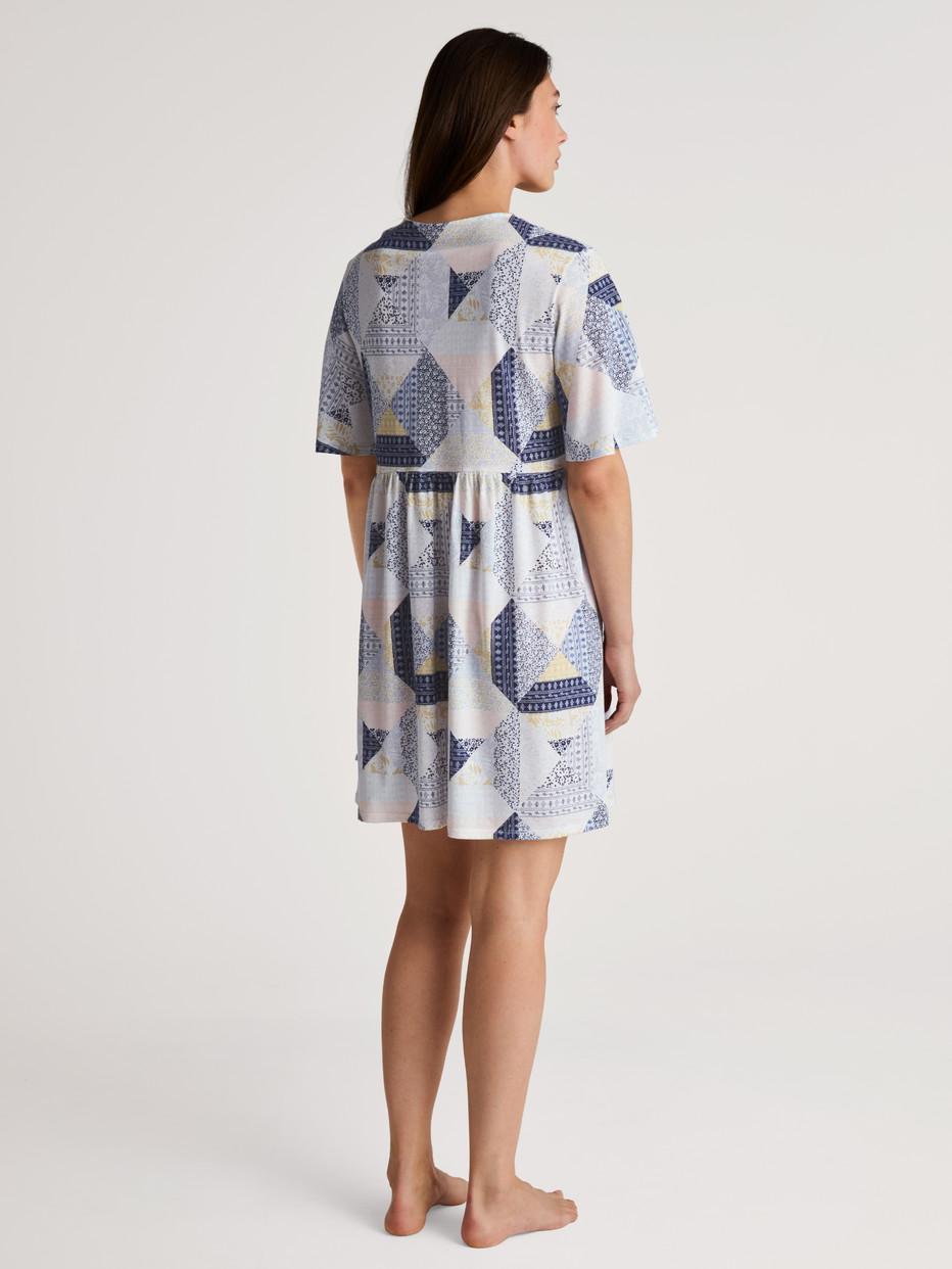 Damen-Model trägt Nightshirt, Länge 95 cm aus Modal in Blau, Motiv aus Serie Favourites Joy II von CALIDA, Rückansicht