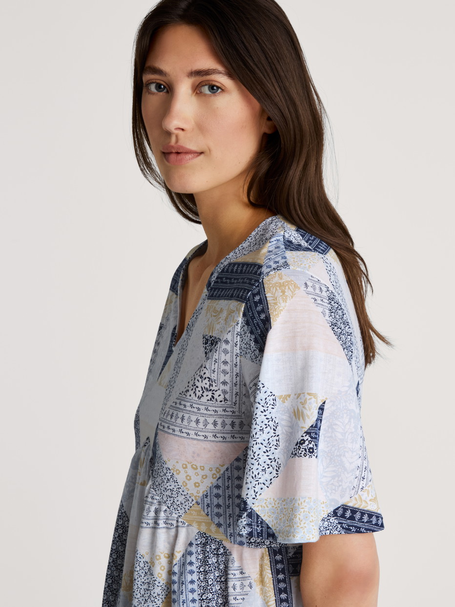 Damen-Model trägt Nightshirt, Länge 95 cm aus Modal in Blau, Motiv aus Serie Favourites Joy II von CALIDA, Detail