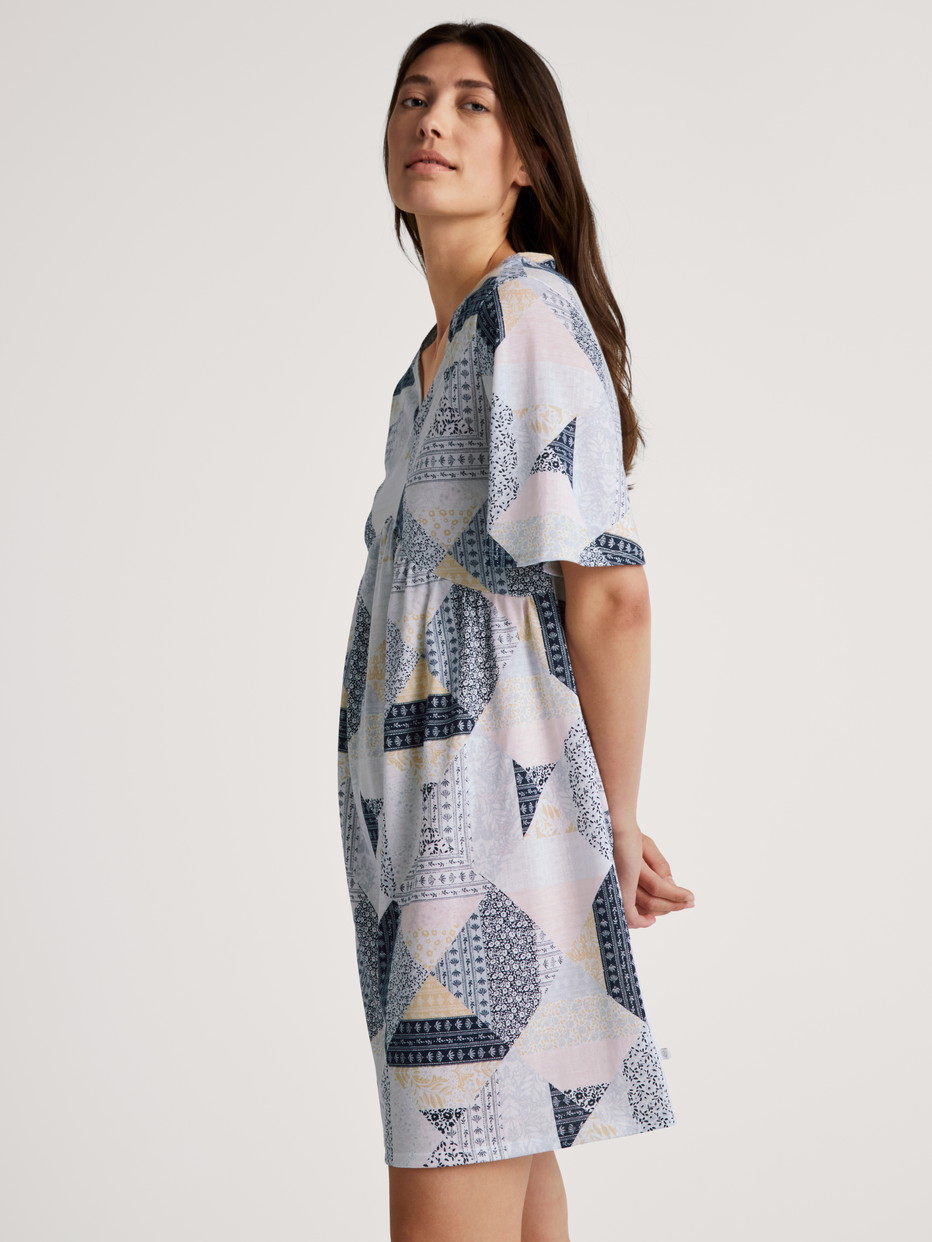 Damen-Model trägt Nightshirt, Länge 95 cm aus Modal in Blau, Motiv aus Serie Favourites Joy II von CALIDA, Zusatzbild