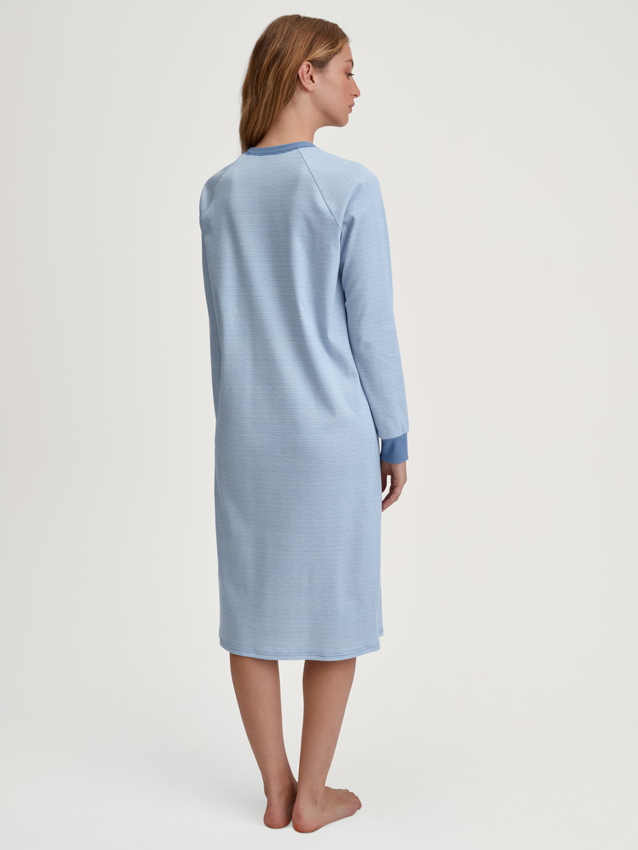 La modella / Il modello Donna indossa Camicia da notte a maniche lunghe – Lunghezza 110 cm in 100% cotone di colore Blu, A righe, della serie Midnight Stripes di CALIDA, Vista posteriore