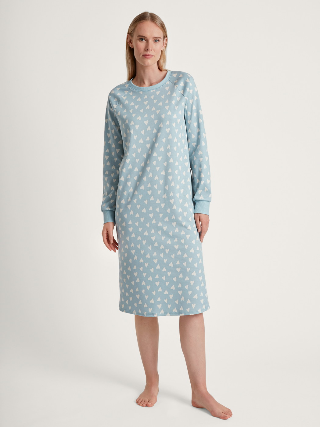 Damen-Model trägt Langarm-Nachthemd, 110  cm aus 100% Baumwolle in Blau, Motiv aus Serie Midnight Love von CALIDA, Vorderansicht