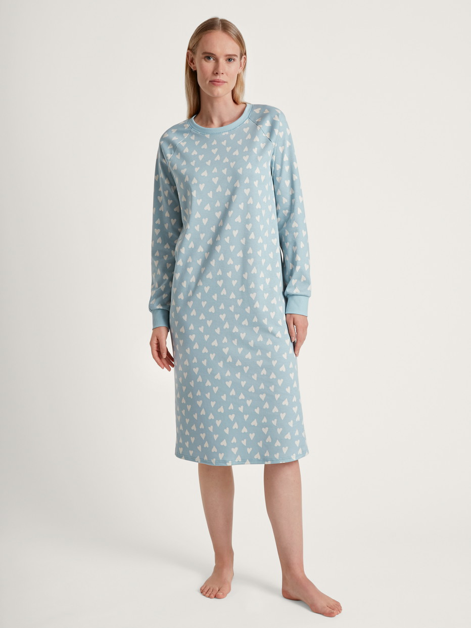 Damen-Model trägt Langarm-Nachthemd, 110  cm aus 100% Baumwolle in Blau, Motiv aus Serie Midnight Love von CALIDA, Vorderansicht
