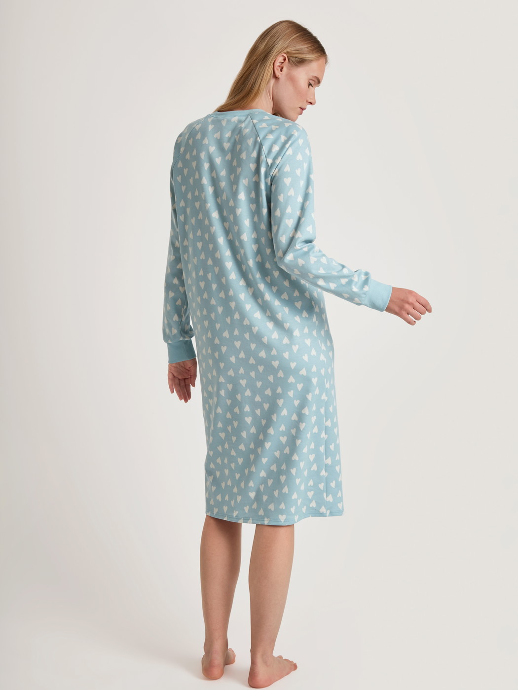Damen-Model trägt Langarm-Nachthemd, 110  cm aus 100% Baumwolle in Blau, Motiv aus Serie Midnight Love von CALIDA, Rückansicht