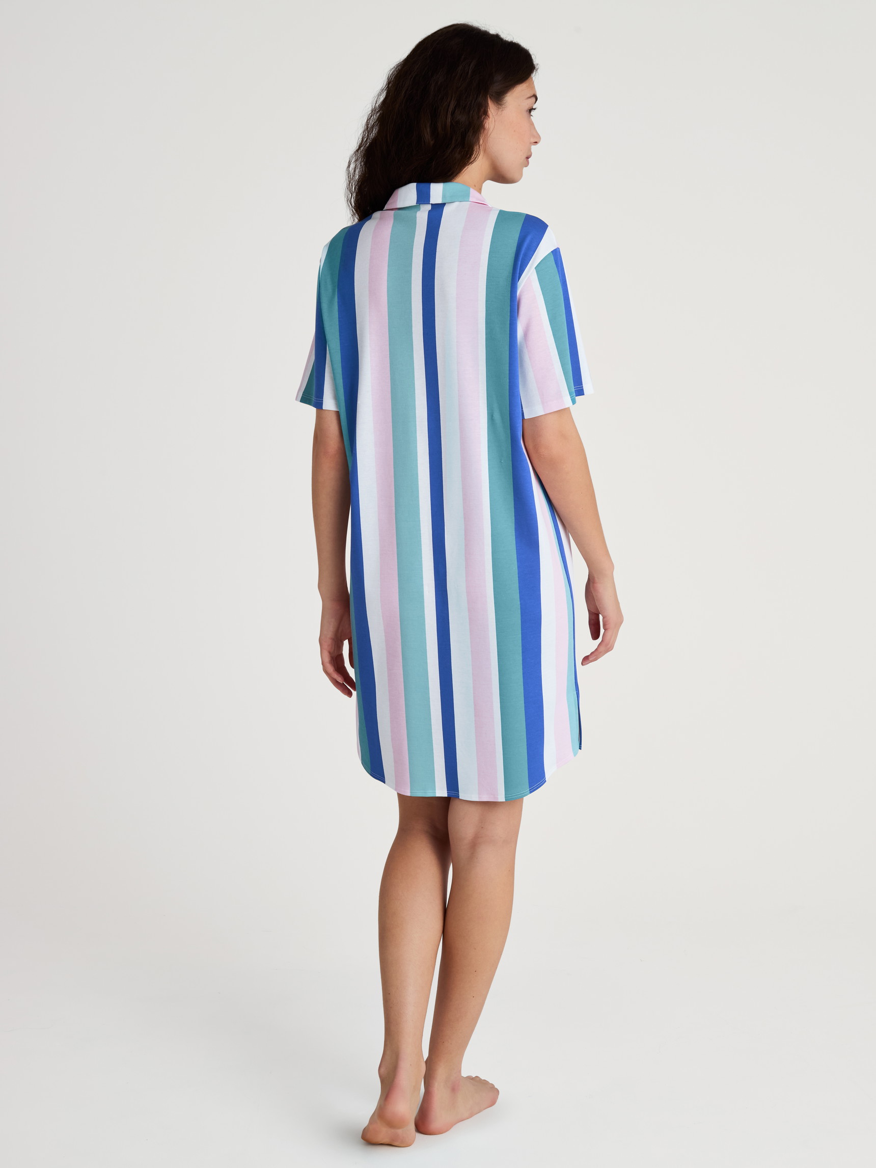 La modella / Il modello Donna indossa Camicia da notte a maniche corte, lunghezza 95 cm in 100% cotone di colore Turchese, A righe, della serie Favourites Coast di CALIDA, Vista posteriore