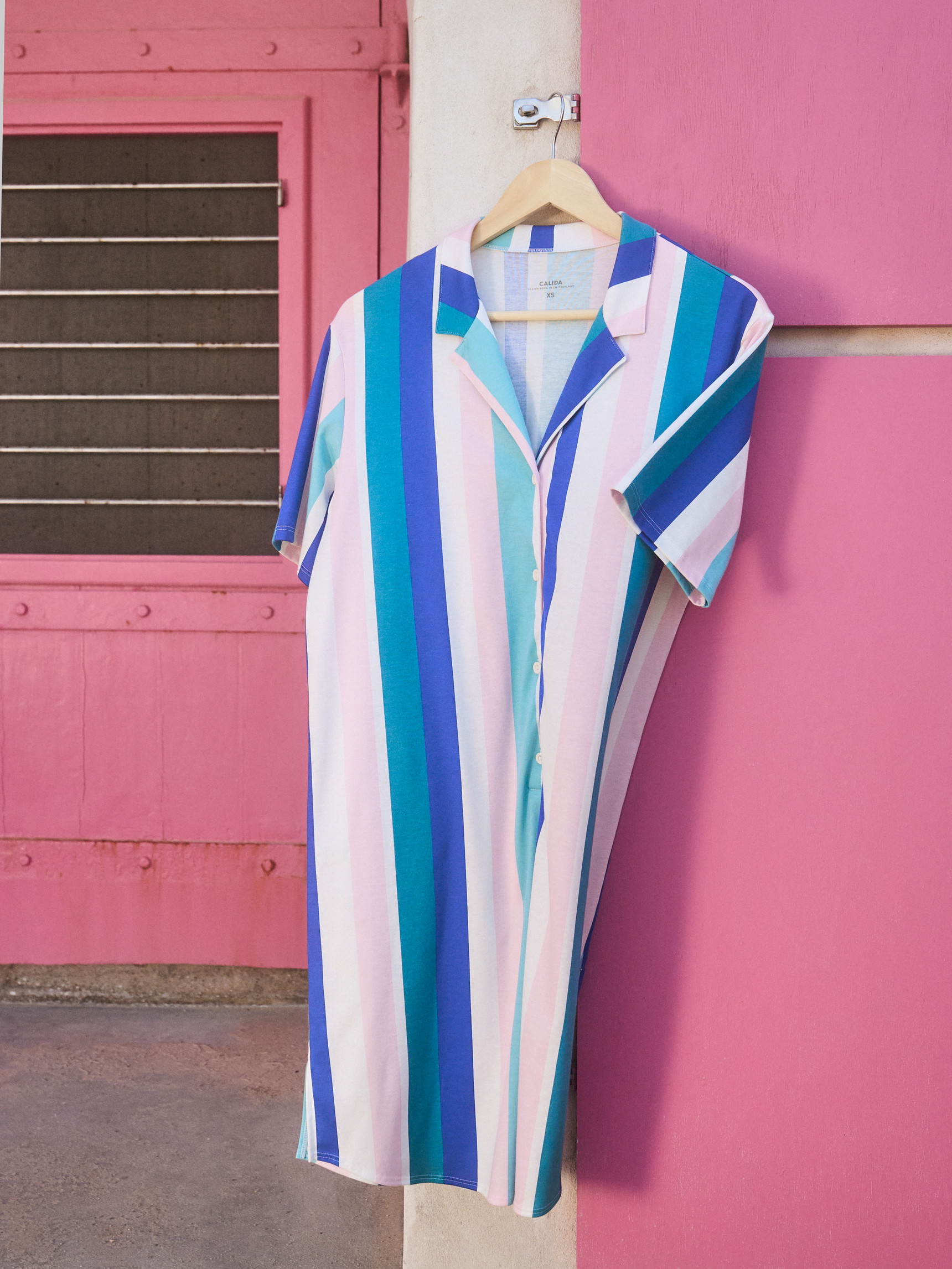 La modella / Il modello Donna indossa Camicia da notte a maniche corte, lunghezza 95 cm in 100% cotone di colore Turchese, A righe, della serie Favourites Coast di CALIDA, Immagine aggiuntiva