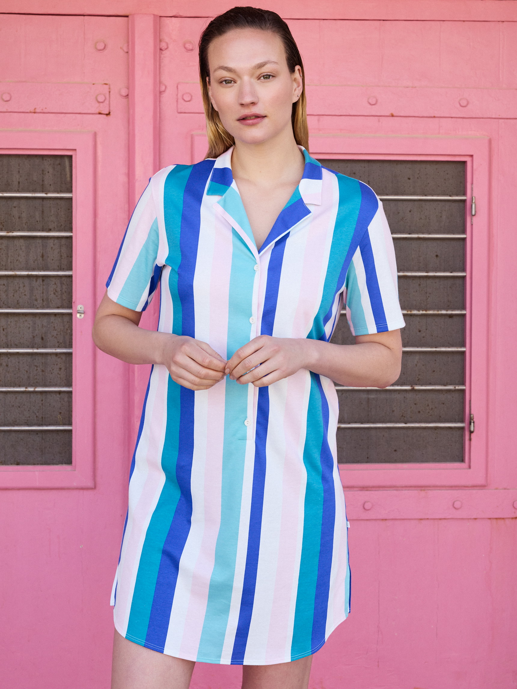 La modella / Il modello Donna indossa Camicia da notte a maniche corte, lunghezza 95 cm in 100% cotone di colore Turchese, A righe, della serie Favourites Coast di CALIDA, Vista frontale