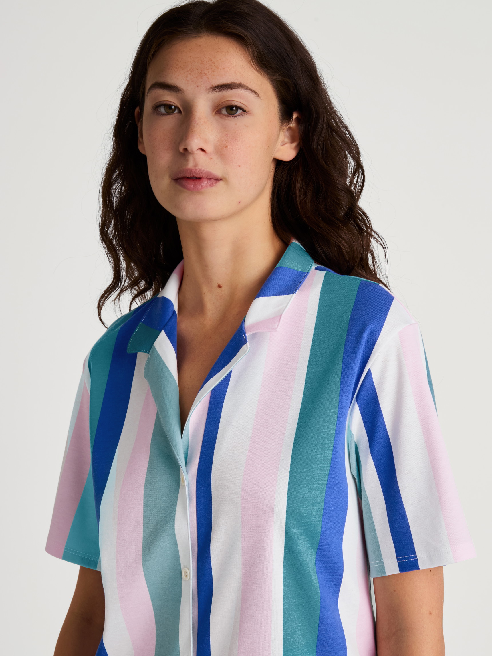 La modella / Il modello Donna indossa Camicia da notte a maniche corte, lunghezza 95 cm in 100% cotone di colore Turchese, A righe, della serie Favourites Coast di CALIDA, Dettaglio